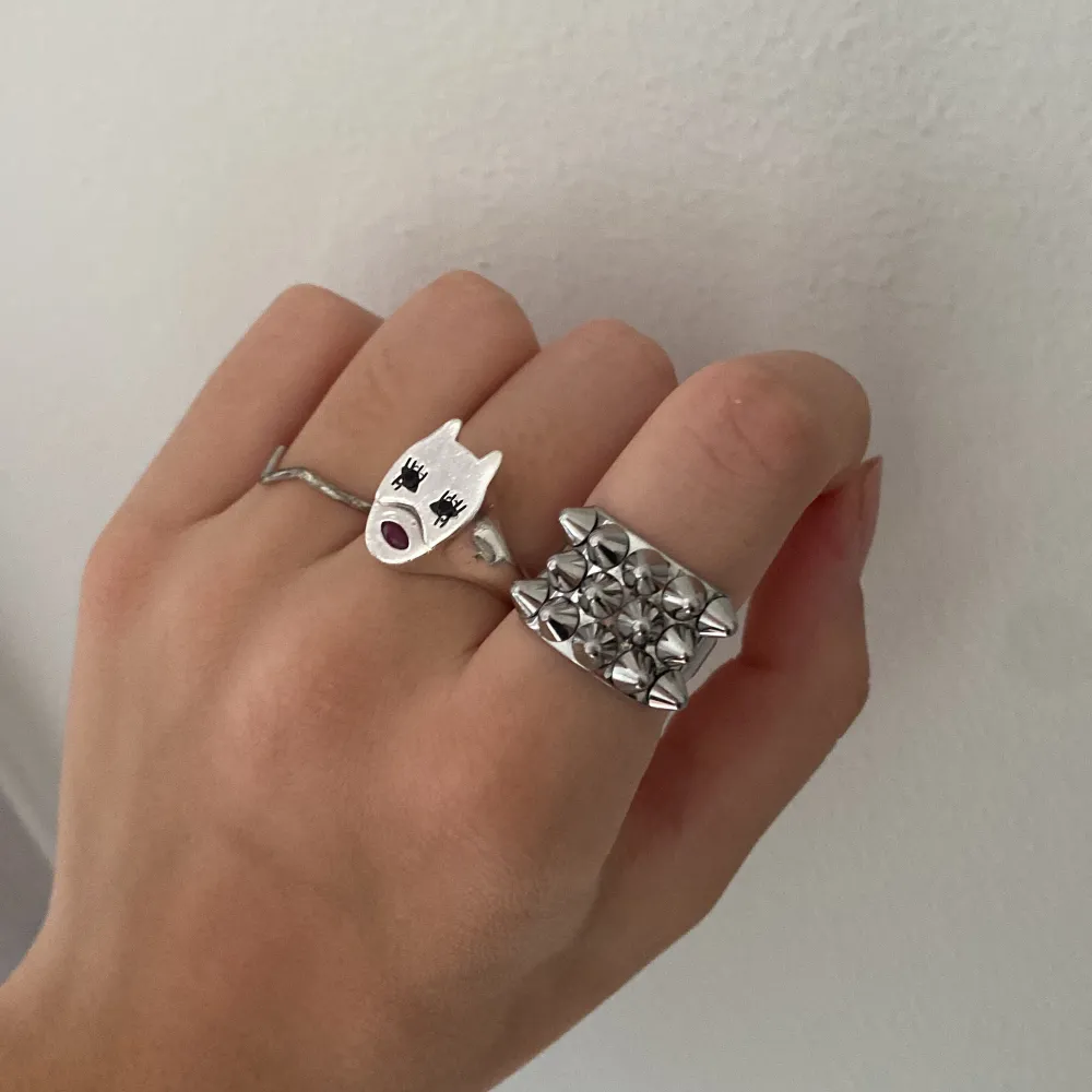 Säljer denna sååå coola  ringen från Edblad!! Köpt för 350kr och jag säljer för 200💘 jättebra skick!! Har många intresserade så startade en budgivning!. Accessoarer.