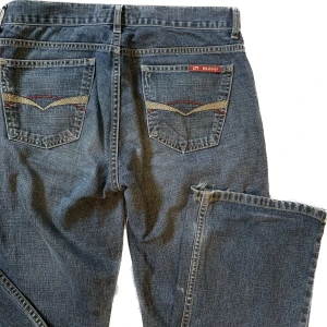 Blend jeans - Snygg trött då man ser väven. Slitna vid nedre baksida, kan dock tycka de e ganska snyggt, ger en stil på de. Skulle säga att de är en ganska basic bootcut fit.