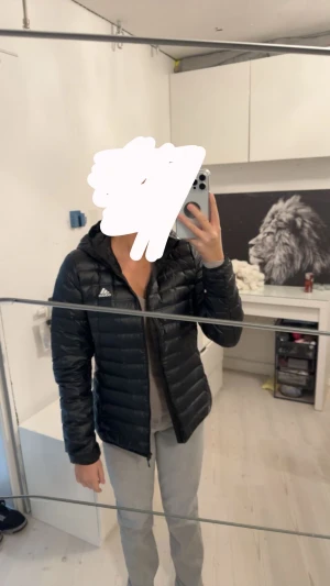 Adidas vår/höst jacka - Fin jacka från adidas köpt för 1400kr använd fåtal gånger inga fel eller liknande med jackan