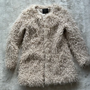 Teddykappa  - Teddyjacka i creamvit färg. Stlr M/L från zara. 