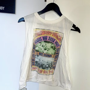 woodstock linne - Linne med WoodStock-tryck. Inte helt säker på vart den är köpt men ett riktigt tufft och bekvämt linne. Använt ca 2 gånger sedan bara blivit liggandes, känns riktigt tråkigt då det är riktigt snyggt bara inte på mig. Bara att fråga för fler bilder