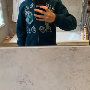Aimforthemoon Hoodie  - En aimforthemoon hoodie jag köpte för ca 2 månader sedan. Hoodie än är i väldigt bra skick ca 9/10 och endast några rhinestones har fallit av. Den sitter lite stort på mig och jag är 165. 