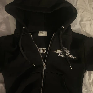 Juicy Couture Kofta - Kofta från Juicy Couture i storlek S, har ett tryck på ryggen och är i lite tjockare material. Använd endast 2 gånger 🫶🏻