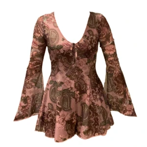 Urban outfitters klänning - Säljer min supersnygga urbanoutfitters klänning då den är för liten gör mig:/ Står M men passar S. m om Det finns inbyggda shorts och lappen finns kvar så aldrig använd endast testad! 