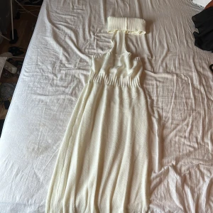 vit klänning med krage - använt en gång har en slit vid knälängd ner