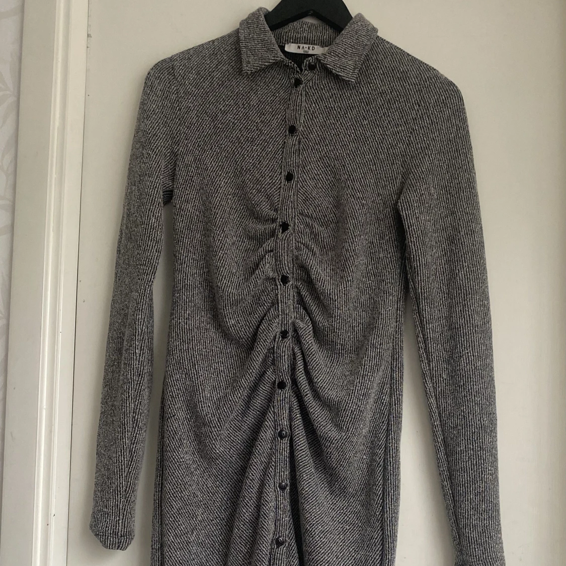 Figurnära Ribstickad maxiklänning med krage