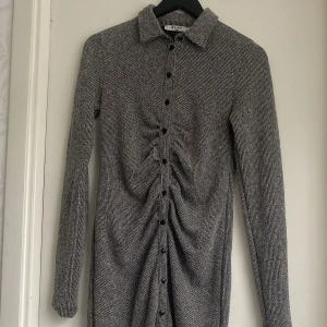 Figurnära Ribstickad maxiklänning med krage - Töjbar 