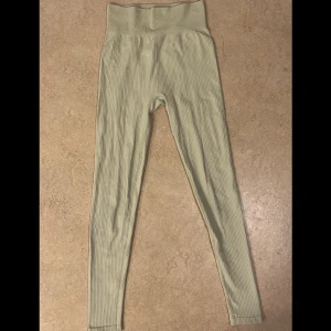 Oanvända träningstights - Ljusgröna träningstights från hm storlek xs, 150kr