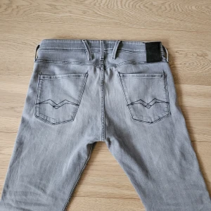 Replay jeans - Extremt feta ljusgrå replay anbass i storleken W32L32. Inga tecken på användning! Jag är 185