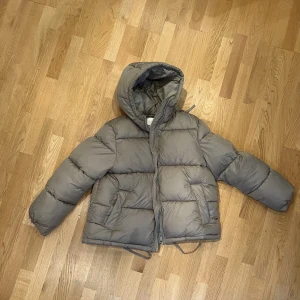 Vinterjacka - DEN GRÖNA ÄR SÅLD!! Populära H&M jackan som sålde slut förra året.. Är själv en xs men har jackan i m då jag ville att den skulle sitta oversized. Har även en i vit i samma storlek. Den är dock lite skitigare än denna och behövs en tvätt på den.