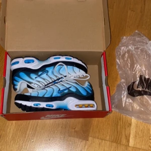 Nike tn skor - Säljer mina Nike tn skor i storlek 39 dom är helt nya men köpte fel storlek det är anledningen varför jag säljer dom dom är helt äkta och absolut inget fel som nya