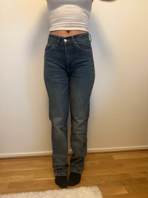 Jeans  - Säljer nu mina jeans från Zara då de inte kommer till ansvändning då jag redan har många blåa jeans. Ny skick använt bara ett fåtal gånger 