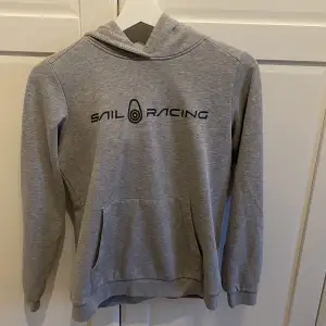 Grå Sail Racing hoodie i barn storlek. Säljer den då jag växt ur den för väldigt länge sedan. 