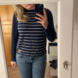Randig tröja  - Snygg mörkblå randig tröja i ny skick utan defekter💕 kommer tyvärr inte till användning