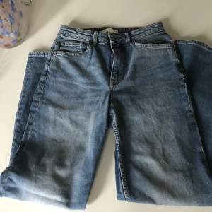 Jeans i rak modell från H&M. Stl 36. Nyskick, ej använda. 