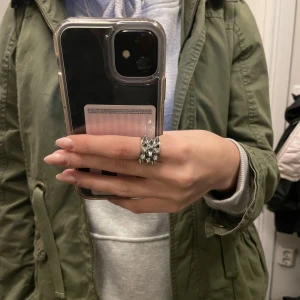 Jacka  - Säljer denna jacka ifrån Lindex som är köpt för några år sedan💞den är i fint skick, jackan har lite stenar och detaljer på fickan. Den är stor i storleken, den är i storlek 160 och passar mig perfekt!!