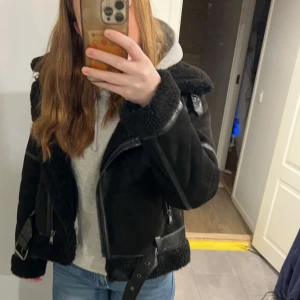 Zara jacka - Använt 4 gånger ish. Från zara. Jättefint skick, inget fel på den alls, säljer den då jag inte tycker att den sitter bra på mig