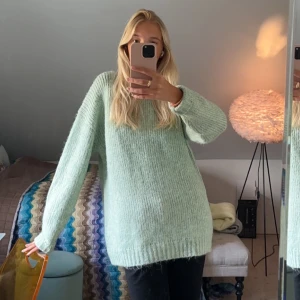 Stickad tröja - Knappt använd tröja från pull & bear. Väldigt skön och inte alls stickig, den har inga noppor på tröjan! Storlek L så sitter oversized på mig som oftast bär 36. Frakt tillkommer