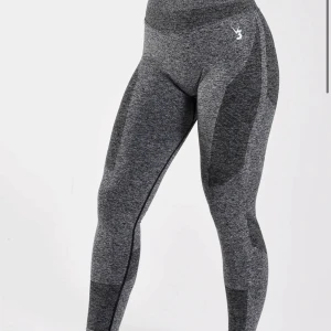 Träningsbyxor  - Gråa träningsbyxor från v3 jätte snygga använda en gpng så helt som nysckik säljer då dem är lite stora på sista bilden ser ni hur dem är utan att jag vikt ner midjan storlek m men skulle mer säga en s