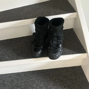 Inuikki skor - Säljer mina inuikkis då de inte kommer till användning längre! De har klack i och är i storlek 38. Ena sulan inuti är trasig därav priset, men det går hur lätt som helst att lägga in en annan skön/mjuk sula själv💕 förutom sulan är de sparsamt använda!