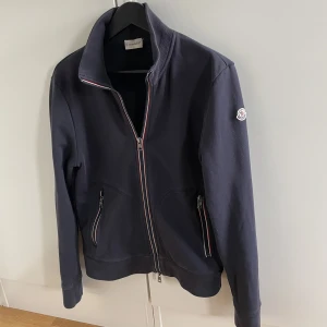 Moncler Maliga Cardigan  - Säljer en Moncler Maliga Cardigan som är i väldigt bra skick! Storlek M!  Hör gärna av dig om du har frågor!