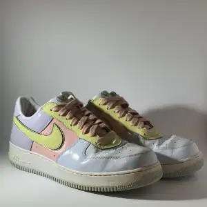 Nike Air Force 1 Lows Easter från 2017. Inte ofta man springer på ett par i denna colourway. Storlek: US12 eller EU46 Skick: ~7/10 Info: Finns både box och kvitto