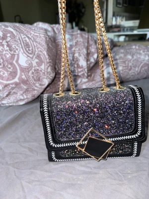 Liten väska - Helt oanvänd  Priset kan diskuteras vid snabb affär! Finns i Sthlm kan mötas elr frakta