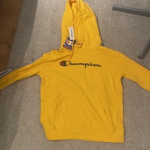 Champion Hoodie - Helt ny, oanvänd, säljer för att jag inte kan matcha färgen med mina nuvarande plagg, köpte för 750 men säljer för 450 