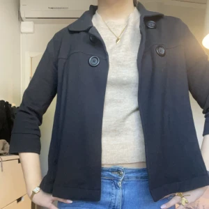 Kappa med trekvartsärm  - Såå snygg kappa med trekvartsärmar 😊 Storleken är 38 men passar även mindre då den är liten i storleken. kappan är också ganska tunn så passar perfekt till hösten och våren! Inga defekter 