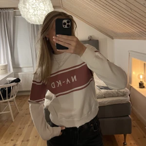 Sweatshirt  - Vit sweatshirt med tryck från NA-KD 🩷🤍