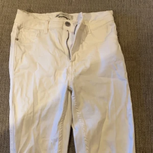 Jeans - Jeans från Gina Tricot (Molly) aldrig använda legat i en garderob sen dom köptes därför dom är skrynkliga, aldrig använda för dom är små i bena och har långa ben 