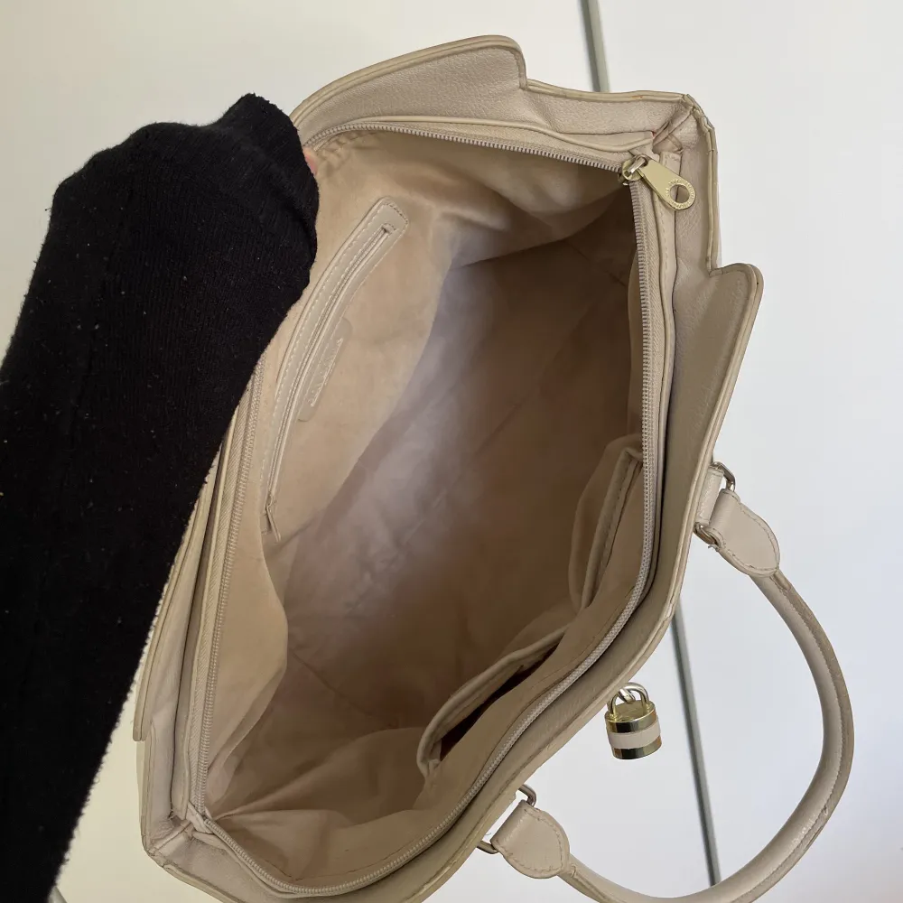 Rymlig väska från Don Donna med flera fack! Tillkommer axelremmar för förlängning. Väskan har tecken på användning men är annars i bra skick!💫   Mått: Längd 45 cm, Höjd 30 cm, Bredd 15 cm . Väskor.