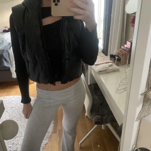 Väst - Svart läderimiterad väst i strl s