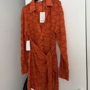 Klänning - Helt ny och aldrig använd!