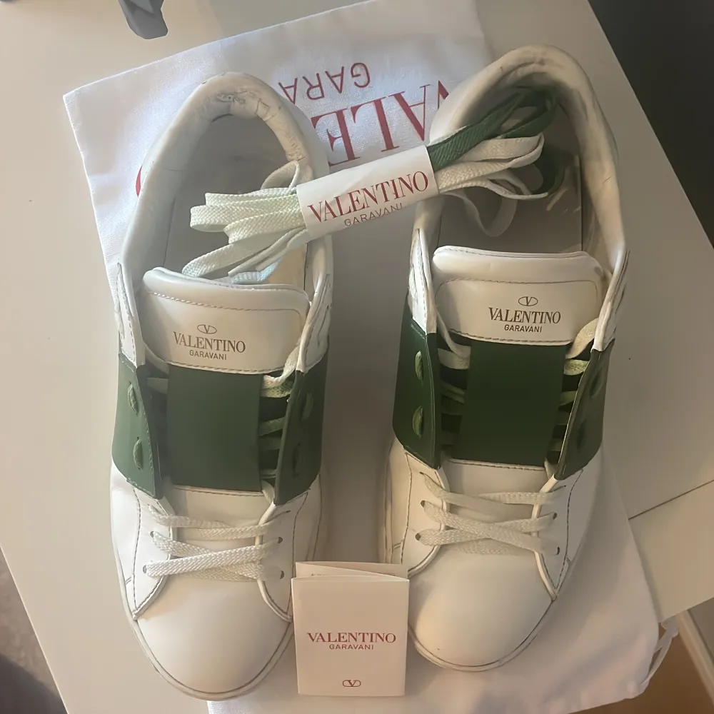 Hej! Säljer nu dessa extremt snygga Valentino Open skor i färgen grön! Dom är i extremt bra skick! (9/10) och passar storlek 42 (41,5). Skosnören medföljer! Tveka inte med några frågor! Självklart äkta! . Skor.