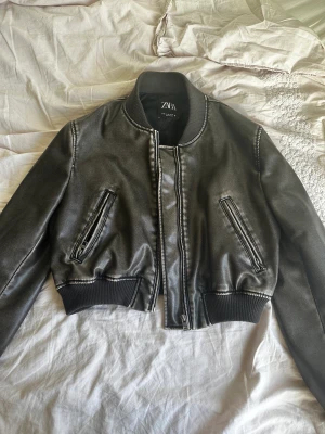 Skinn jacka - Säljer min skinn jacka som är köpt från zara för 5 månader sen. Använd ett par gånger men är som ny. Sitter otroligt fint. Anledningen till att jag inte vill ha den mer är för att jag köpt en i svart.