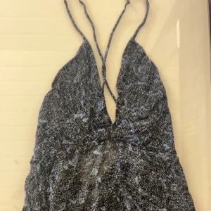 Snygg topp  - Säljer denna snygga topp som är ifrån zara! Super fin fest topp med öppen rygg! 