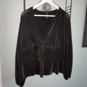 söt svart tröja med knytning, räfflat material, sälj pg av att den inte kommit till användning, kom priv för mer detaljer, pris kan diskuteras😁 