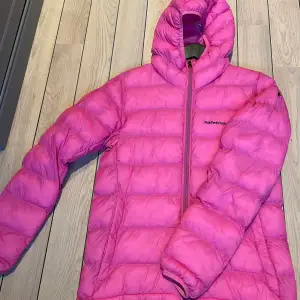 NY väldigt fin Peak performance vinterjacka säljes!  Färg: rosa Storlek: Medium Modell/WLINNEALIJ Färg: rosa