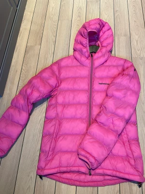 NY Peak performance vinterjacka  - NY väldigt fin Peak performance vinterjacka säljes!  Färg: rosa Storlek: Medium Modell/WLINNEALIJ Färg: rosa