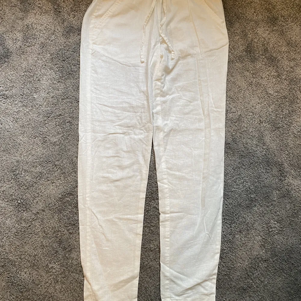 Vita linnebyxor från märket ”esmara”. Byxorna är helt oanvända och det är därför jag nu säljer dem. Det finns två bra fickor på utsidan av byxorna och snören att knyta åt med. . Jeans & Byxor.