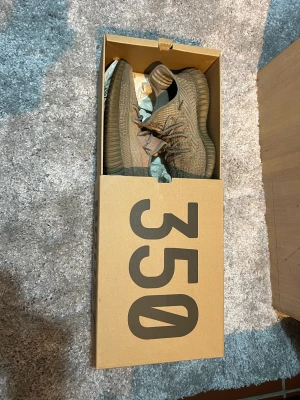 Yeezy  - Säljer nu mina Adidas Yeezy sand taupe. Välanvända men i gott skick förutom lite på sulan (kolla bild två) kan vara dom skönaste skorna jag någosin haft. Strlk 9/43 byten kan vara intressant tveka inte o skriva om några frågor