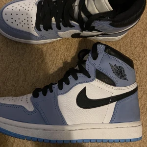Jordan University blue - Jordan 1 retro high white university blue köpta på StockX ett tag sen. Jättefint skick, säljer för jag inte använder de och har inte samma stil längre. Nypris: 5000 kr. Köpbevis finns. 