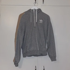 Adidas hoodie - Grå adidas hoodie med tryck på armen