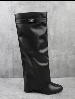 Black Knee high boots/ svarta knähöga boots - Black knee night boots size 38, super comfortable only used once. Goes with any outfit. Feel free to ask If u want more pics.