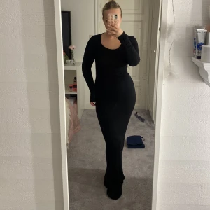 Långklänning svart - Superfin svart långklänning. Sparsamt använd. Passar xs-m då den är stretchig.