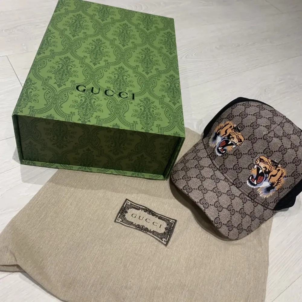 Tiger gucci keps Box och dustbag medföljer. Accessoarer.