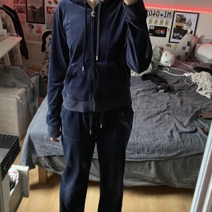 Juicy couture  - Säljer för att dem är för stora. Tröjan nypris och storlek: 1300kr, XL (liten i storleken) Byxorna nypris och storlek: 1200, M 700 för en av dem eller 1300 för båda