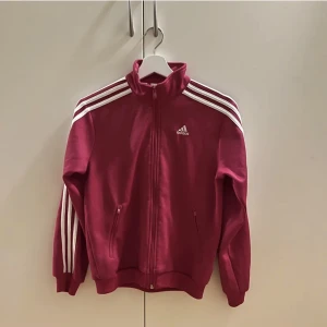Adidas hoodie - Helt oanvänd och därav inga defekter!