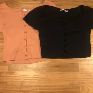 Två stycken tröjor från lager 157! Båda strl S den rosa är lite längre modell o den svarta lite kortare. Tröjorna är oanvända! 